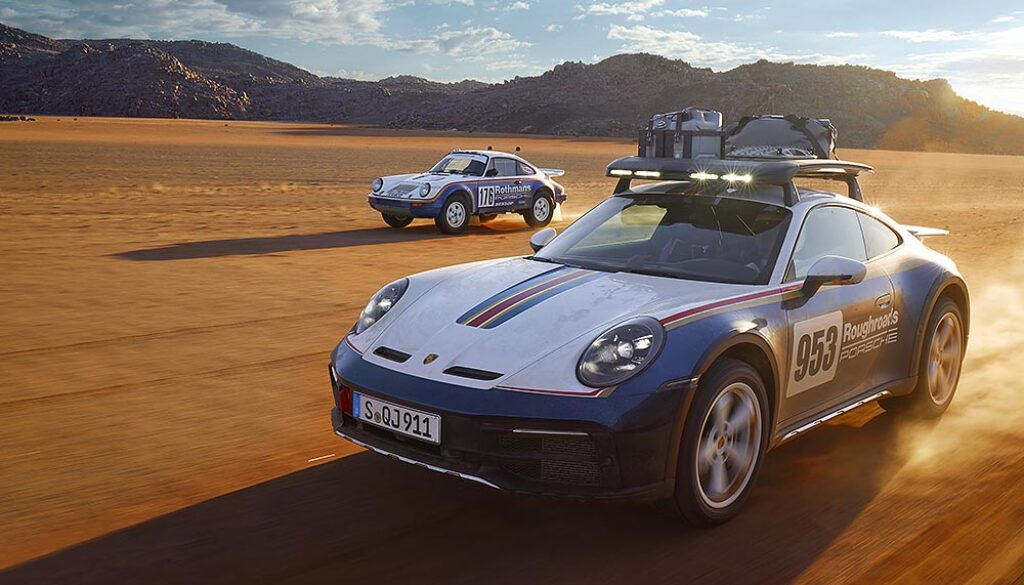 Eine Zweifarblackierung in Blau und Weiß sowie Dekorfolierung im Stil des Siegerfahrzeugs von 1984 macht den Porsche 911 Dakar zum Blickfang