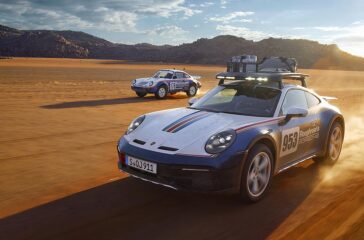 Eine Zweifarblackierung in Blau und Weiß sowie Dekorfolierung im Stil des Siegerfahrzeugs von 1984 macht den Porsche 911 Dakar zum Blickfang