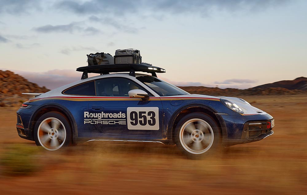 Porsche 911 Dakar. Statt wie damals für „Rothmans“ macht die Retro-Folierung nun Werbung für Porsches neue Sub-Marke „Roughroads“.