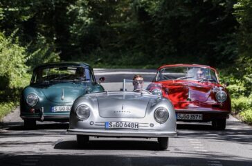 Mit dem 356 Nr. 1 (links) beginnt die Ära von Porsche als Sportwagenmarke. Rechts ist das 356 A 1600 Coupé (1956), in der Mitte das 356 B 2000 GS Carrera 2 Cabriolet (1962). Foto: Porsche