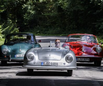 Mit dem 356 Nr. 1 (links) beginnt die Ära von Porsche als Sportwagenmarke. Rechts ist das 356 A 1600 Coupé (1956), in der Mitte das 356 B 2000 GS Carrera 2 Cabriolet (1962). Foto: Porsche