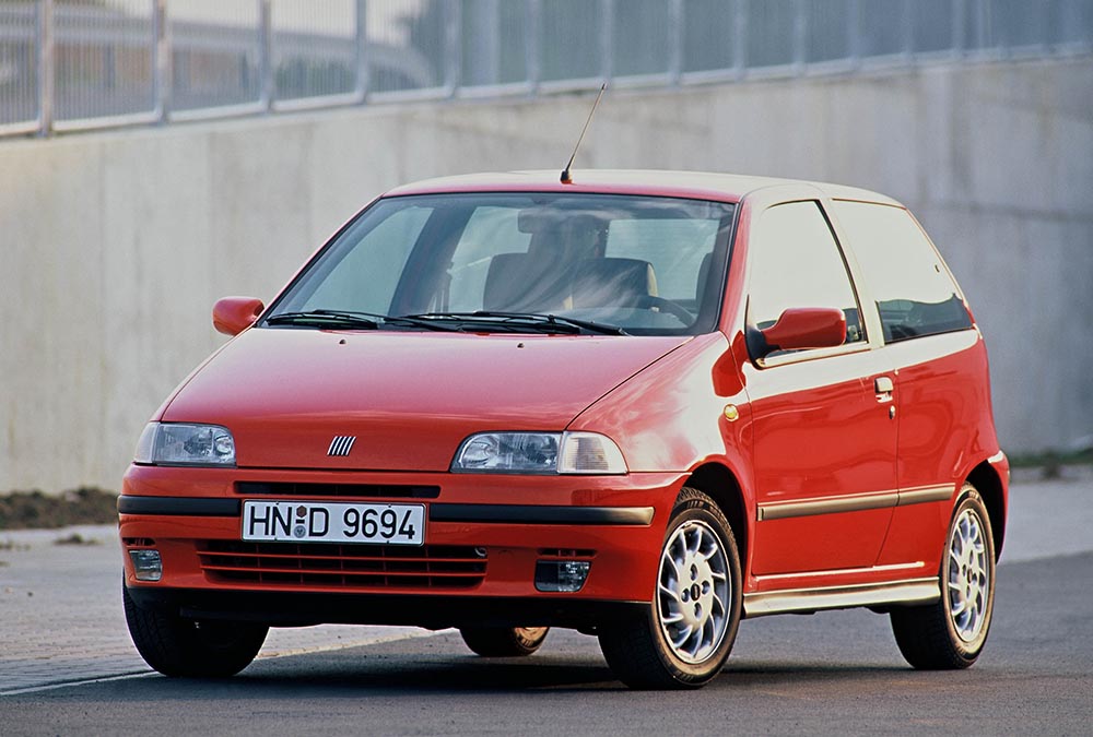 Mit dem ersten Punto ist Fiat 1993 ein vielbeachtetes Comeback im Kleinwagensegment gelungen.