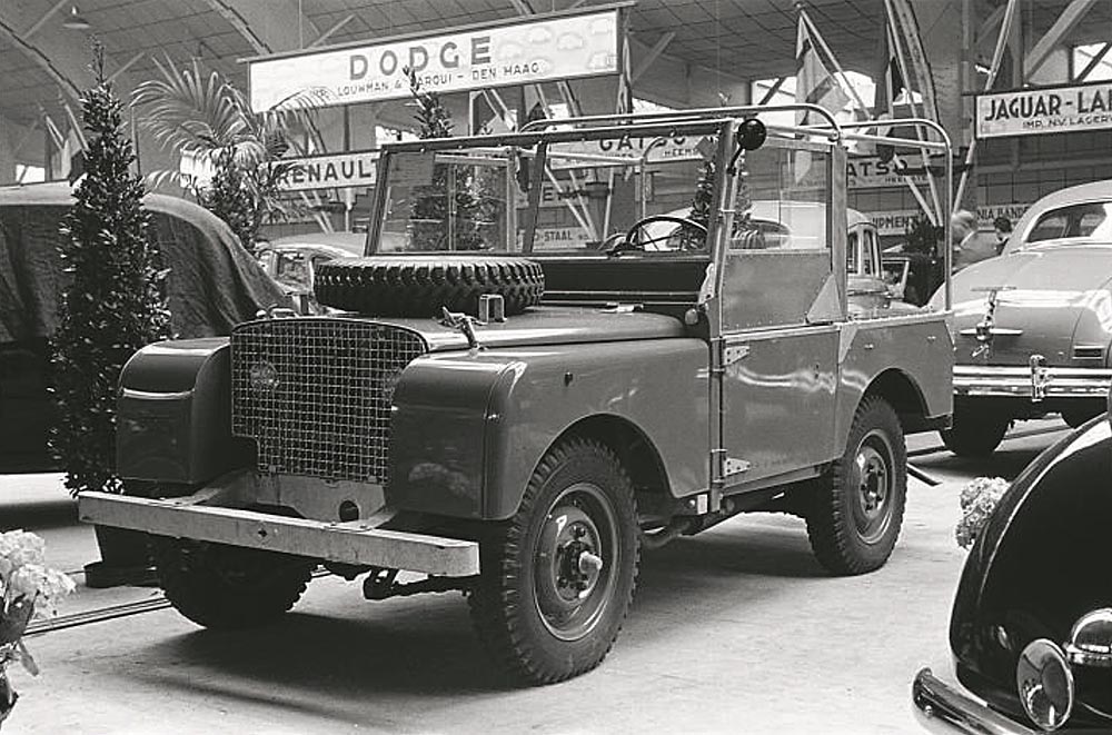 Land Rover präsentiert seinen revolutionären Geländewagen am 30. April 1948 in Amsterdam.