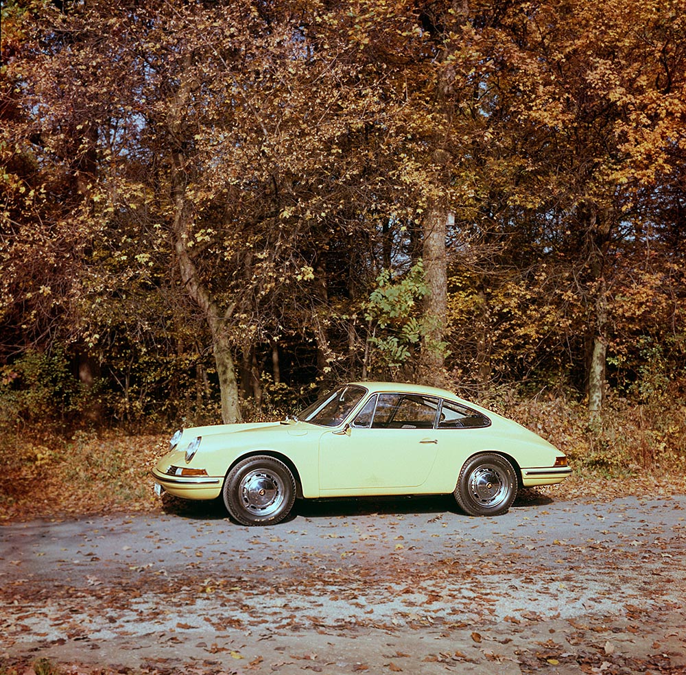 1963 bringt Porsche den 901 auf den Markt, der später in 911 umbenannt wird.