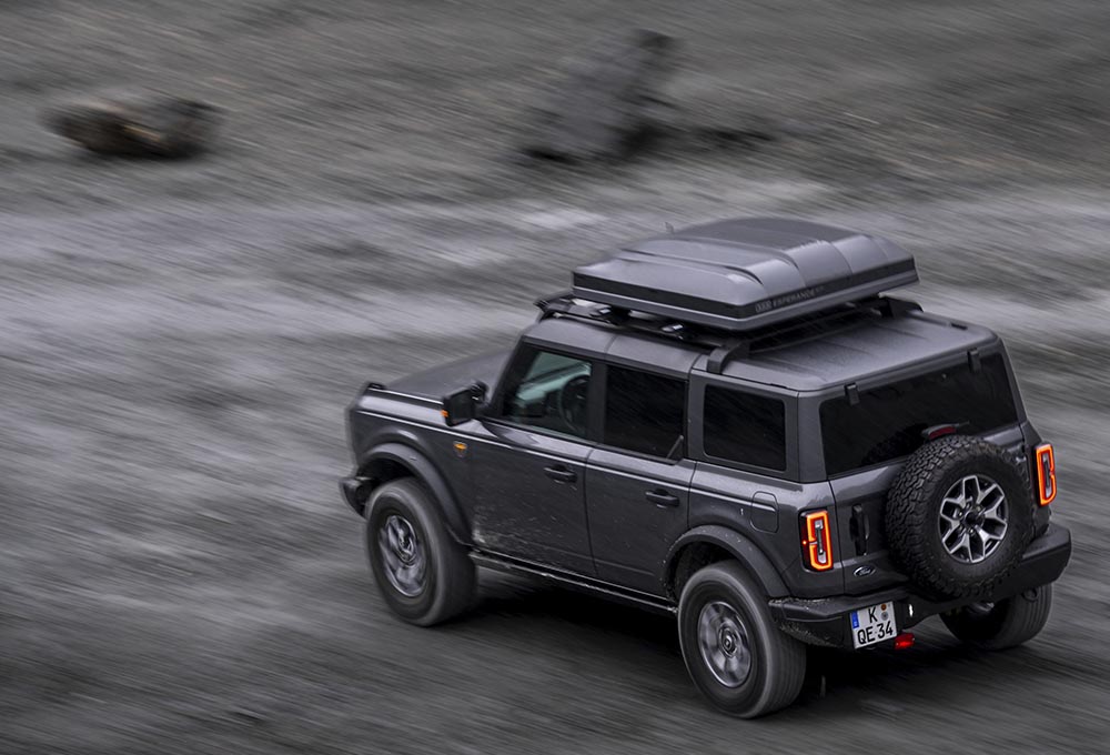 Die raue Retro-Schale mit den runden LED-Kulleraugen ist ein ebenso kantiger wie charismatischer Gegenentwurf zu der rundgelutschten Massenware dieser Tage. 