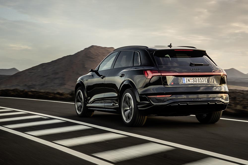 Elektrisches Fahren erfordert eben auch bei einem Auto für 95.800 Euro und jeder Menge Kraft umlernen und umdenken.