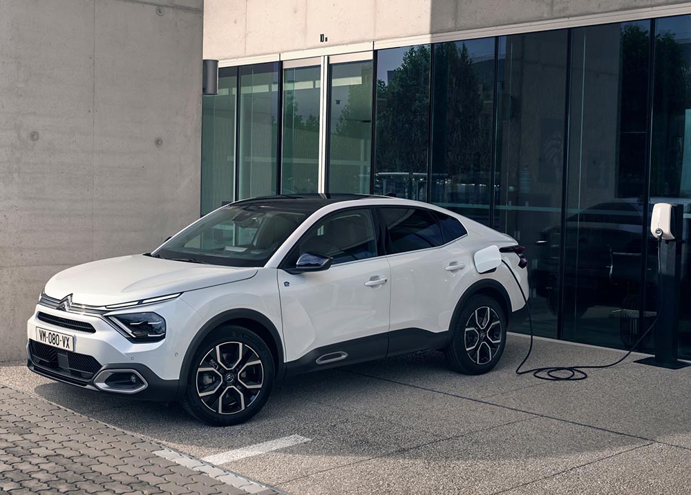 Die hochbeinige Schräghecklimousine Citroen e-C4 X fährt rein elektrisch.