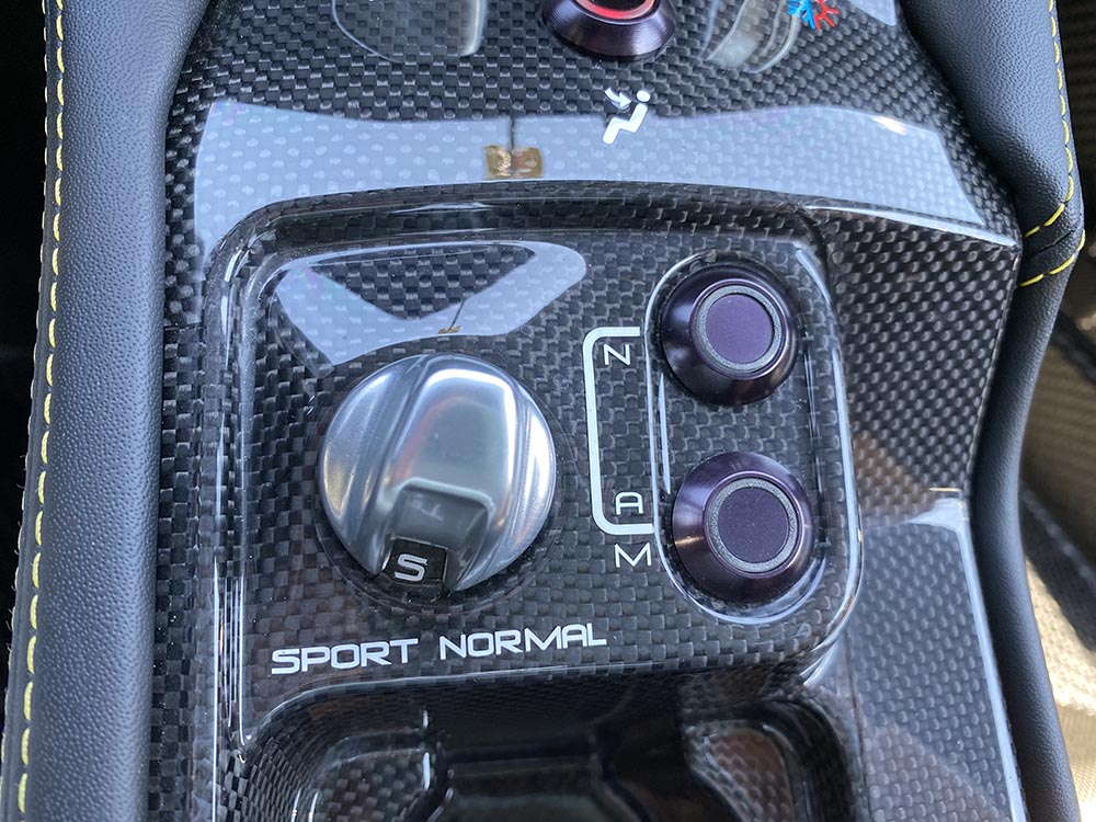 Bei aller Grundsportlichkeit lassen die Dallara-Ingenieure dem Fahrer die Möglichkeit, zwischen den Einstellungen „Normal“ und „Sport“ zu wählen.