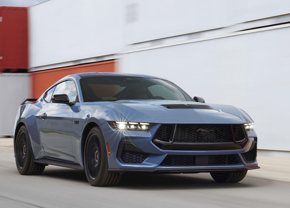 Der Mustang wurde rundum erneuert. Geblieben ist ihm ein markanter V8-Motor. 