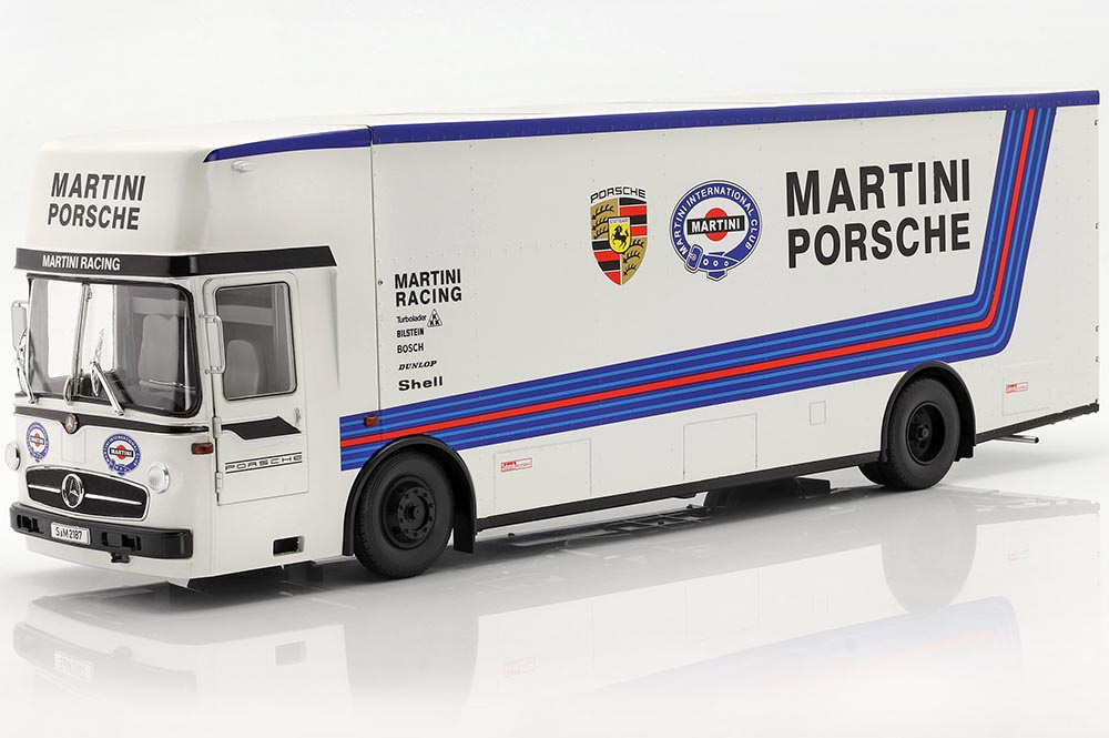 Im vergangenen Jahr holte ein Nutzfahrzeug den Modellauto-Oscar: der Mercedes O 317 Porsche-Renntransporter im Maßstab 1:18 des Herstellers CMR.