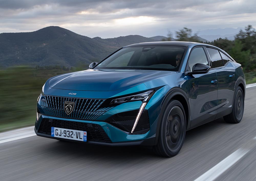 Der neue Peugeot 408 kann auf Wunsch auch elektrisch fahren. 