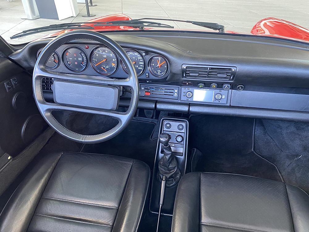 Beim Porsche 930 Cabrio erfreut man sich an den analogen Rundinstrumenten - ganz traditionell mit dem Drehzahlmesser in der Mitte, größer als der Tacho.