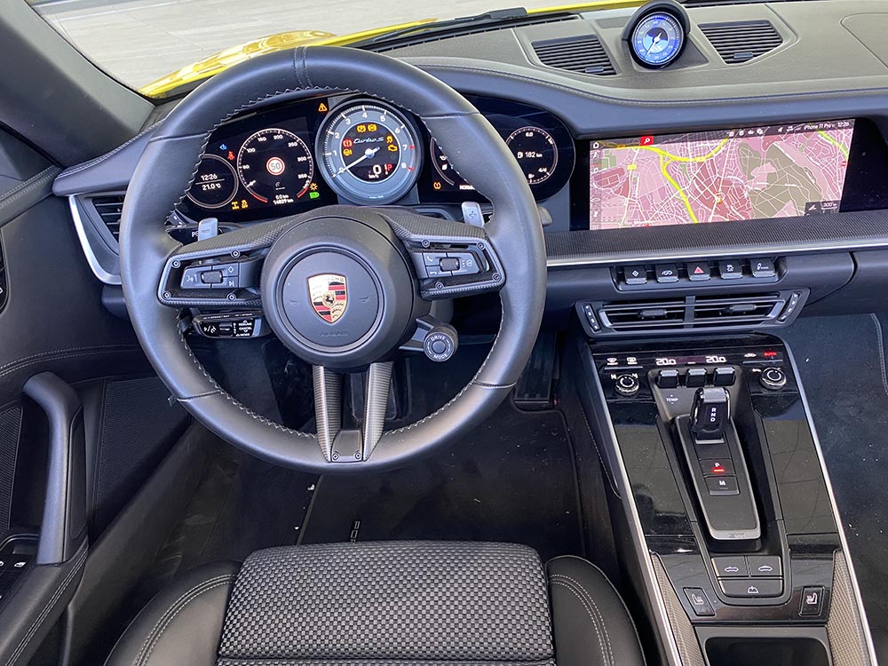  Auch beim Porsche 992 Turbo S Cabrio besteht der mittig angeordnete Tourenzähler noch aus einer physischen Skala samt mechanischer Nadel.