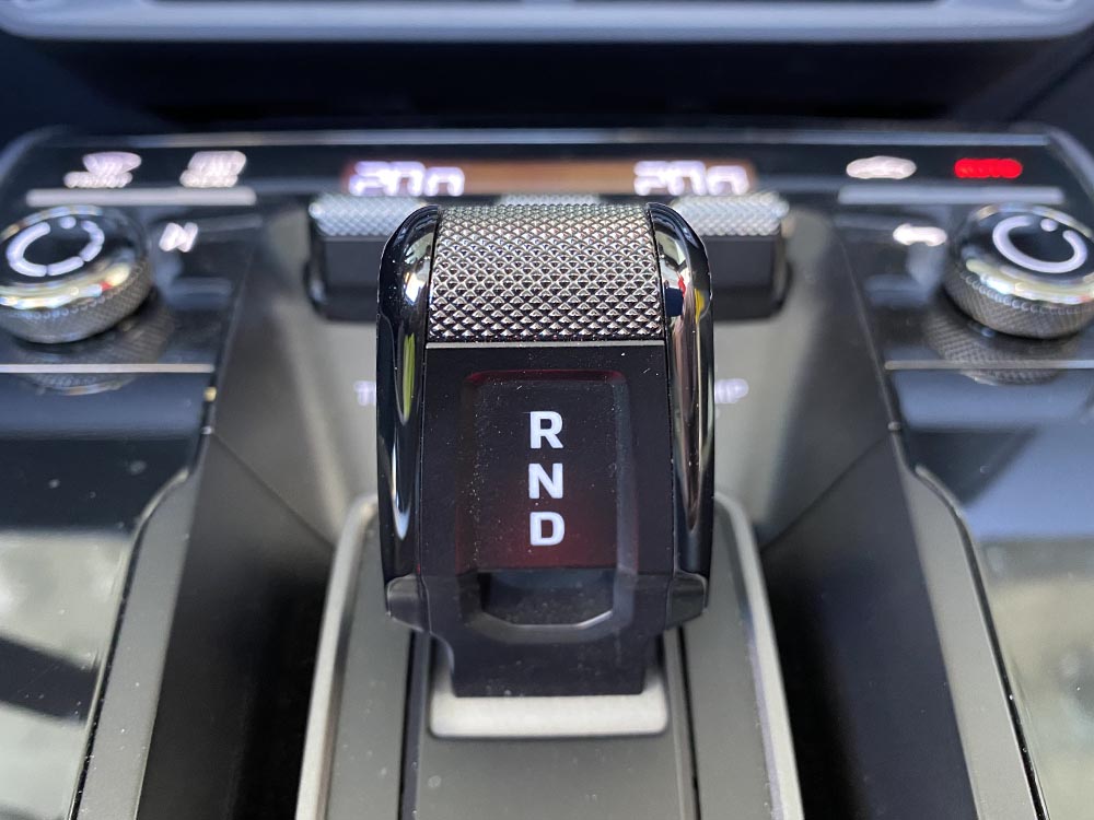 Die Kraftübertragung erfolgt über ein Achtgang-Doppelkupplungsgetriebe.