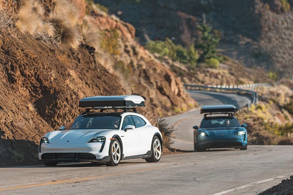 Schöner machen die Dachzelte den Porsche Taycan Cross Turismo wohl nicht, doch eine Übernachtungsmöglichkeit auf dem Autodach bietet praktische Vorteile