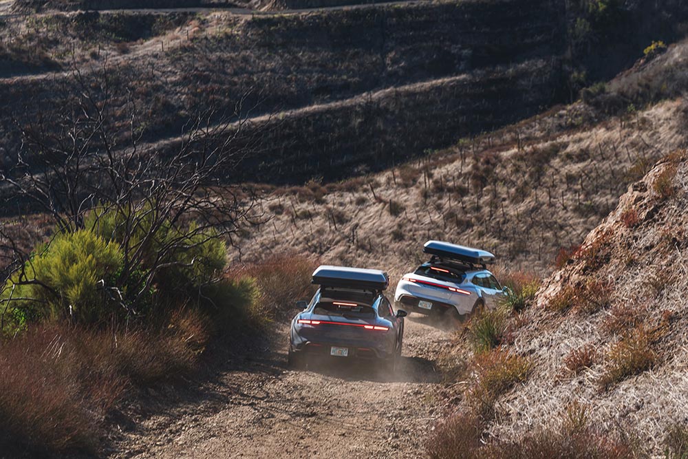 Ausflüge in die „Wildnis“ muss man mit dem Porsche Taycan Cross Turismo nicht scheuen.