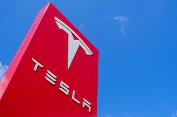 Umfrage zu Tesla Elon Musk schadet dem Markenimage. Foto stock.adobe.com