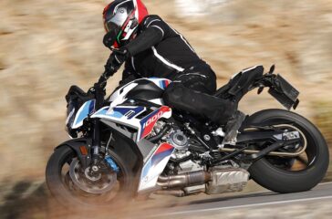 BMW den Motor des soeben runderneuerten Superbikes S 1000 RR (999 ccm, 154 kW/210 PS) ins verfeinerte R-Fahrwerk verpflanzt. Foto: BMW