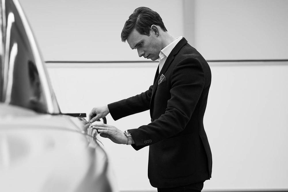 Weniger Protz, mehr „post-opulent” gibt Innes da die Linie der Marke vor, greift solche Ideen auf, setzt sie in Zeichnungen am Whiteboard oder auf dem Tablet und Modellen in Ton um.