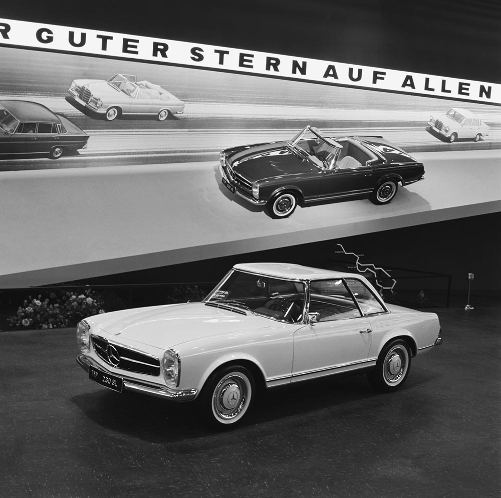 1963 feiert der Mercedes-Benz 230 SL auf der IAA in Frankfurt sein Deutschland-Debüt.