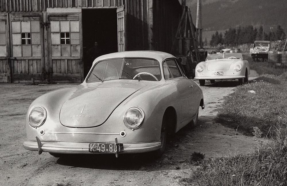 Porsche 356 Coupé auf dem Porsche-Werksgelände in Gmünd, Österreich 1948