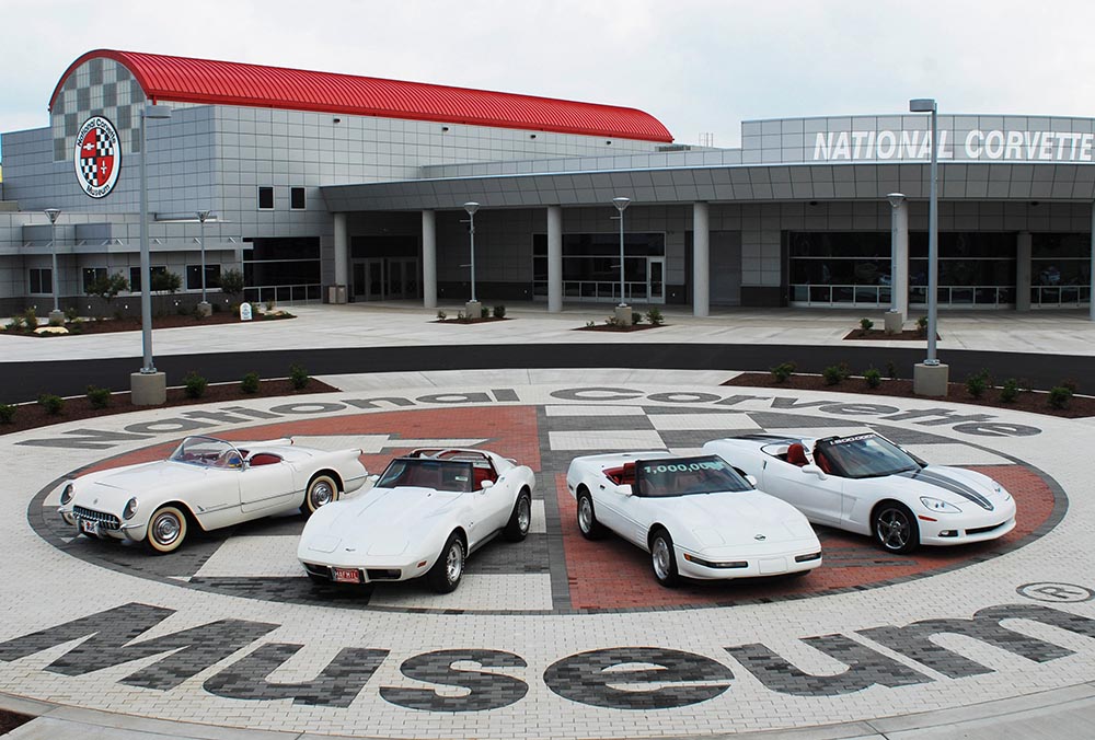 Die Corvette-Generationen 1, 3, 4 und 6 nebeneinander.