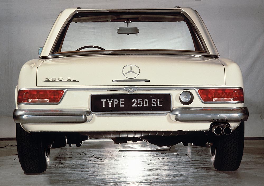 Aus heutiger Sicht ungewöhnlich: Der Pagoden-SL hatte seine Tanköffung am Heck.