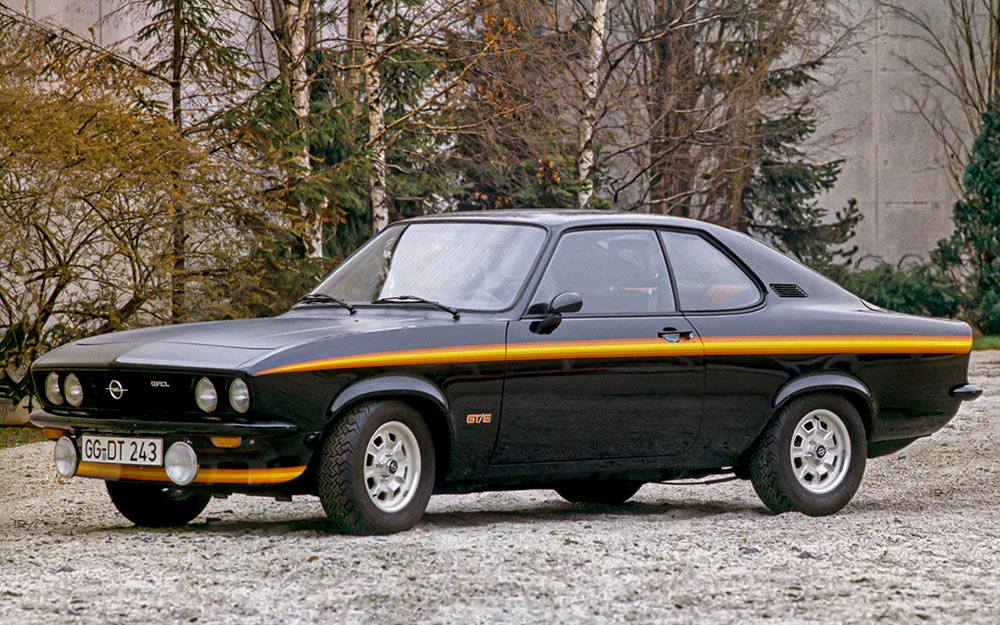 Im März 1974 wird nach dem Ende von Ölkrise und Autobahn-Tempolimit (100 km/h) der Manta GT/E zu Preisen ab 12.526 Mark eingeführt.