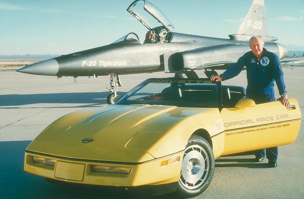 Die vierte Generation der Corvette wird auch von dem Überschallpiloten Chuck Yeager beworben.