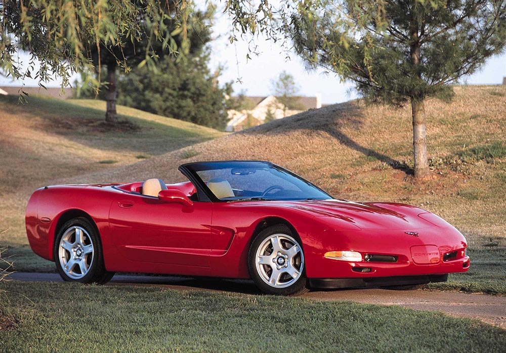 Das C5 Convertible rollt 1998 zu den Händlern und die Corvette-Verkäufe steigen auf 31.084 Einheiten an.