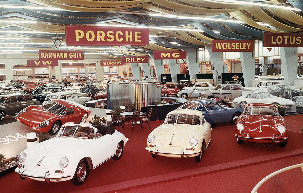 Porsche 356 beim Genfer Automobilsalon 1964 mit Porsche 911 hinten damals noch unter dem Namen 901 und 904 Carrera links.