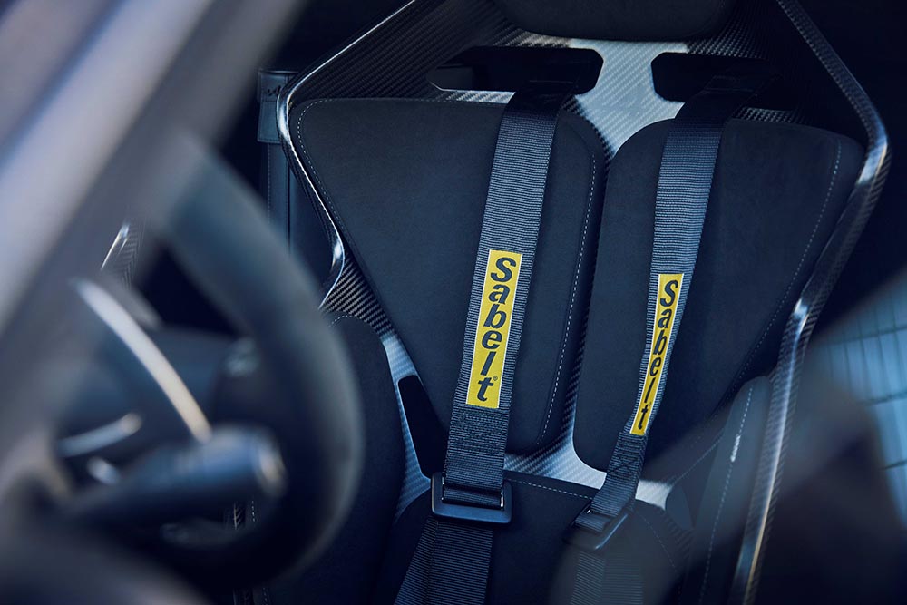 6-Punkt-Hosenträgergurte aus dem Rennsport sorgen für guten Halt.