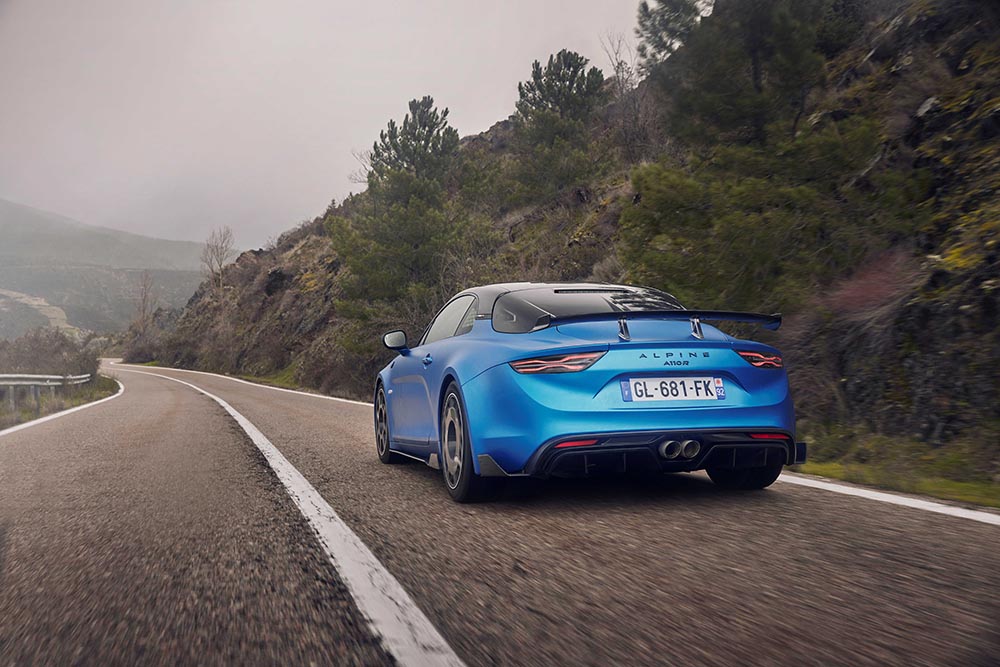 Das Carbon-Dach glänzt immer in schwarz.