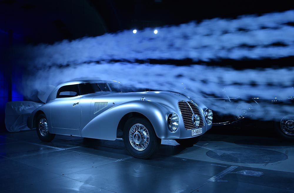 Im Windkanal wird die Stromlinie des Fahrzeugs deutlich.