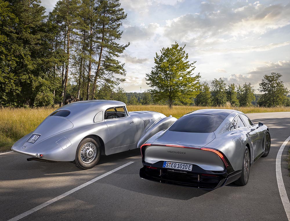 Dass Mercedes den Wagen so liebevoll restauriert und jetzt wieder ans Licht geholt hat, hat einen entscheidenden Grund: Die Stromlinie steht bei den Schwaben wieder hoch im Kurs.
