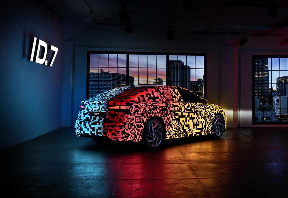 Der Lack leuchtet aus sich selbst heraus. 