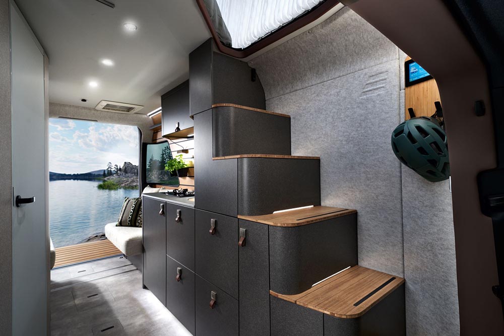 Kletterkünste sind beim Aufstieg ins Obergeschoß nicht gefragt. Eine seitliche Komforttreppe mit beleuchteten Stufen ermöglicht einen bequemen Weg nach oben.