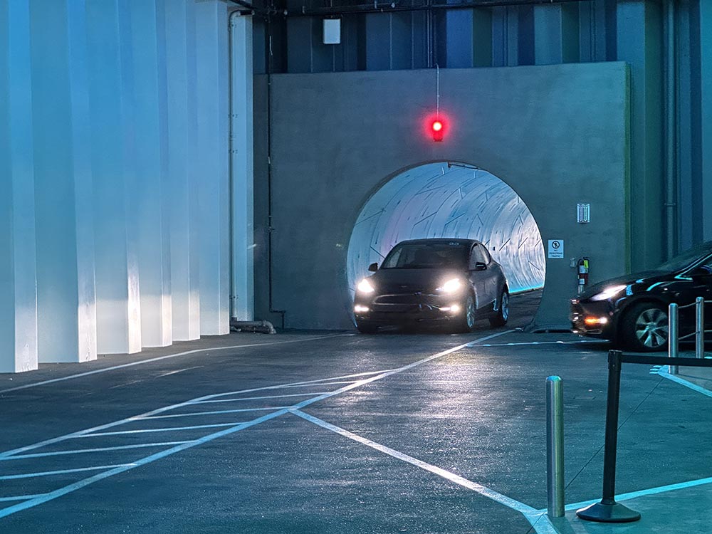 lons Musk schickt Autos in die Röhre.