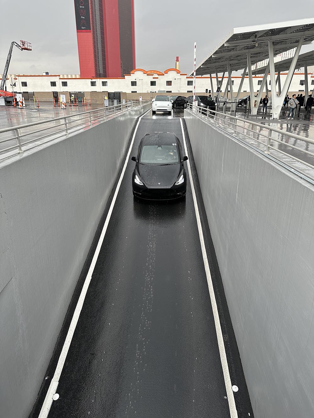 Zunächst geht es bergab.