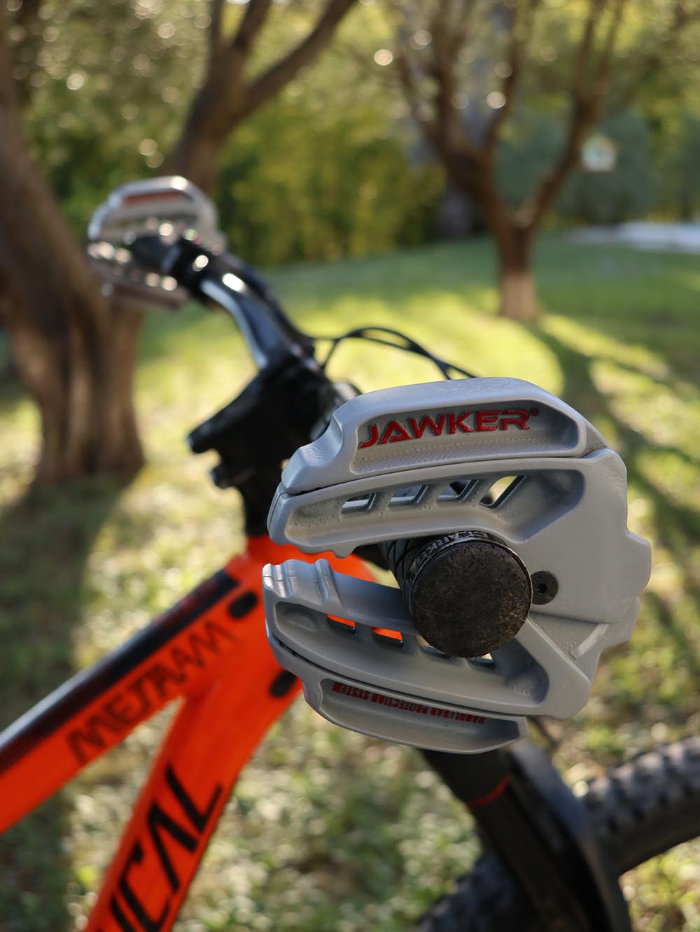 Die Jaker genannten Klemmen lassen sich in wenigen Sekunden an eigentlich jeden Fahrradlenker montieren.