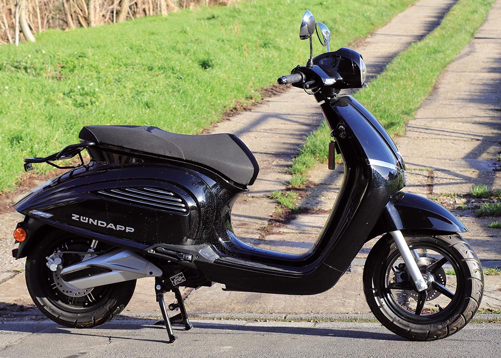 Auf halbwegs vernünftigen Untergründen liefern Telegabel und die beiden Federbeine einen manierlichen Fahrkomfort.