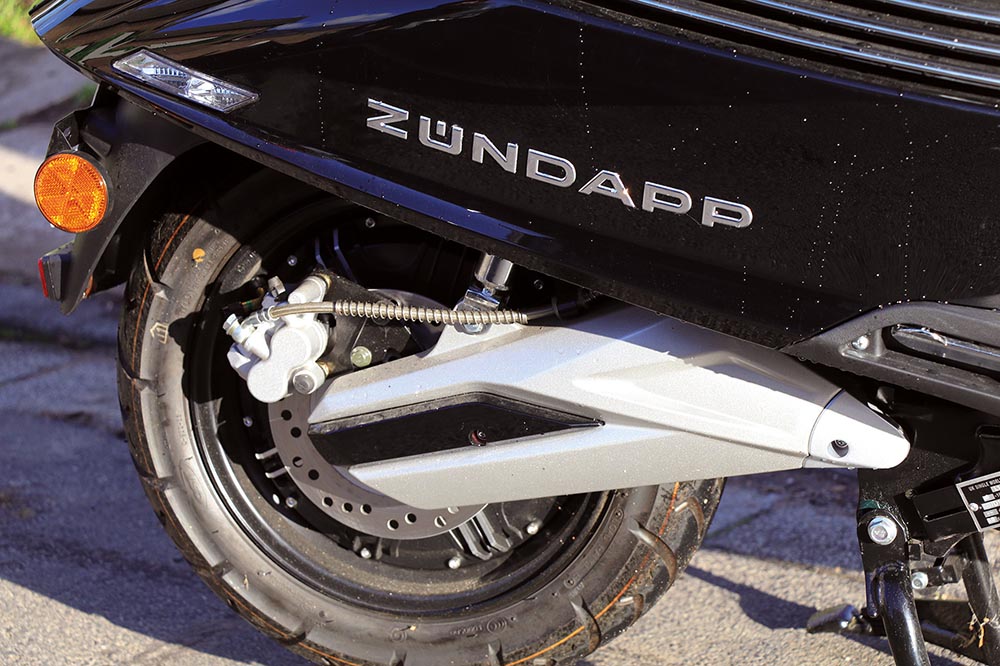 Den Saft bekommt der Antrieb von einem 2,1-kWh-Li-Ionen-Akku, der im Sitzbankfach tief zwischen den angedeuteten Backen mit den stilvoll integrierten Luftschlitzen sitzt.