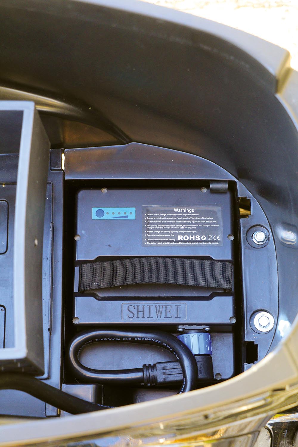 Eine leere Batterie ist bei knapp elf Kilo kein Leichtgewicht, dennoch ohne Komplikationen herausnehmbar.