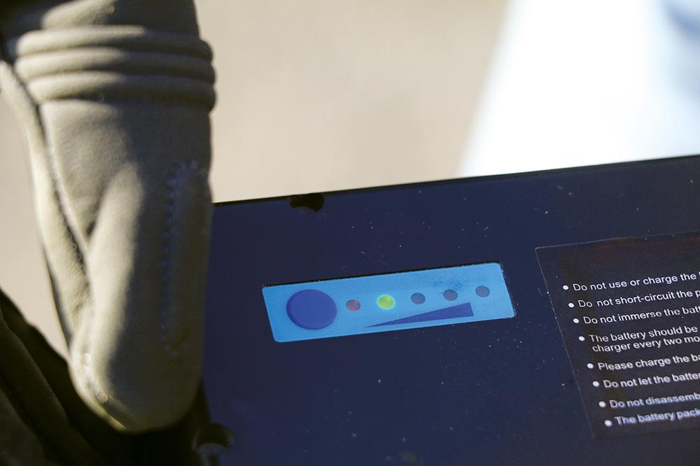 An der haushaltsüblichen Steckdose oder eingebaut über das externe Ladegerät ist der Akku in sechseinhalb Stunden wieder aufgeladen.