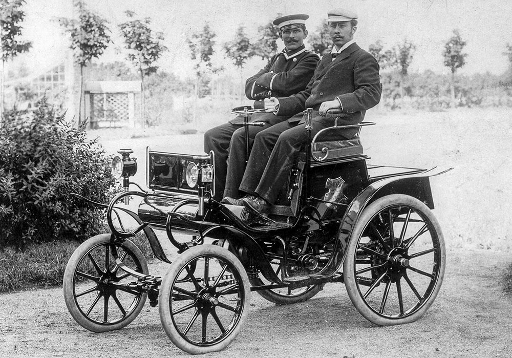 Opels erstes Modell, der „Opel Patent-Motorwagen System Lutzmann“, wurde von einem Einzylinder-Heckmotor mit 4 PS Leistung angetrieben, die Höchstgeschwindigkeit betrug 20 km/h. 