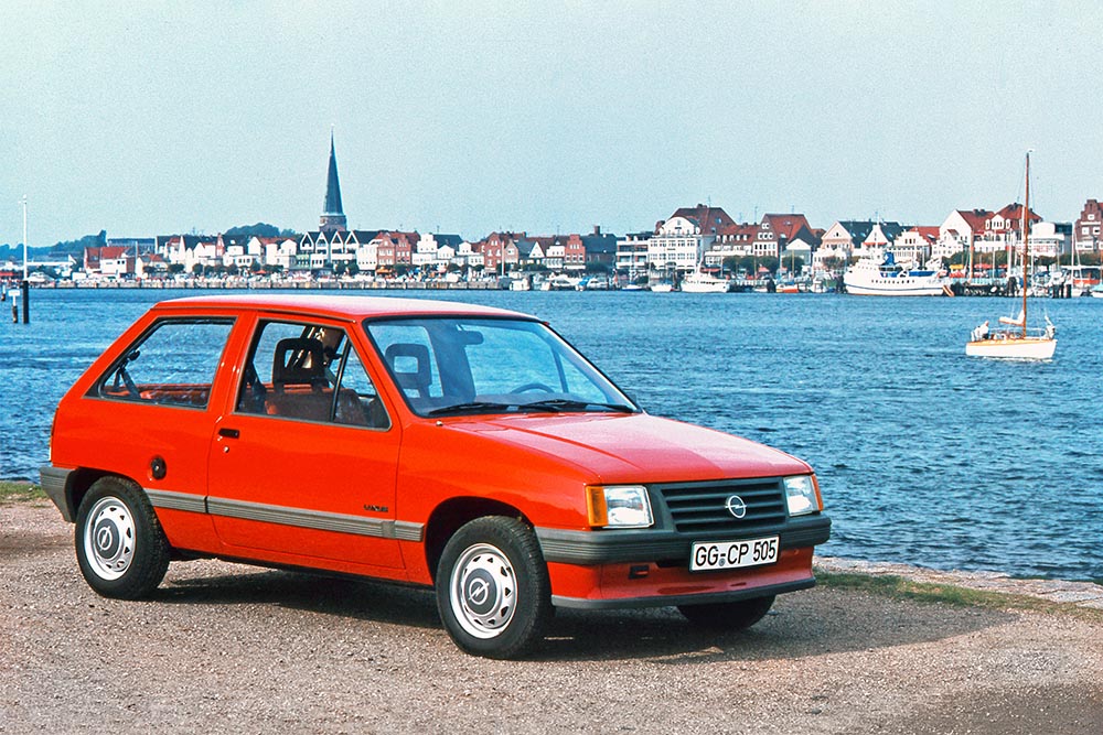 1982: Im neuen spanischen Werk Saragossa läuft der Opel Corsa vom Band.