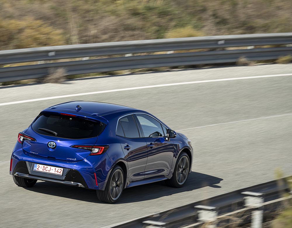 Frisch gestrichen: Mit dem Facelift führt Toyota die Lackierung Juniper Blue Metallic ein.