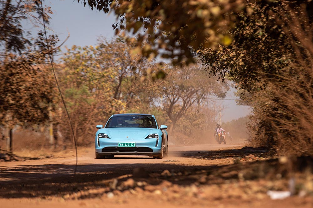 Unterwegs auf staubigen Straßen.