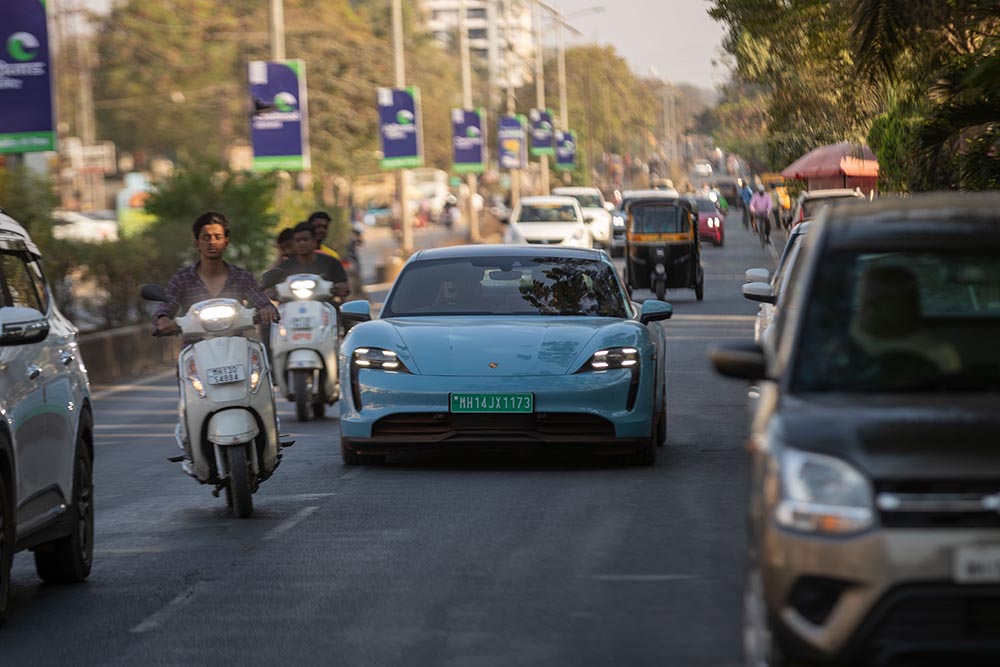 Der Taycan im Getümmel. E-Autos sind am grünen Kennzeichen erkennbar.