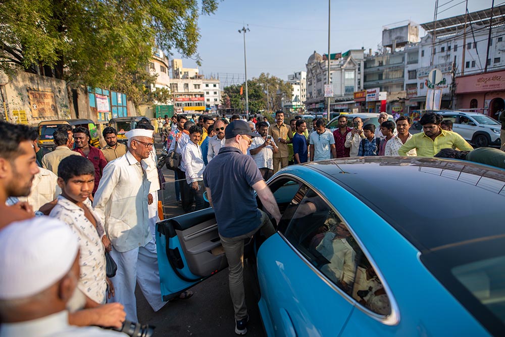 Wo der Porsche auch auftaucht, wird er sofort umringt von Schaulustigen.
